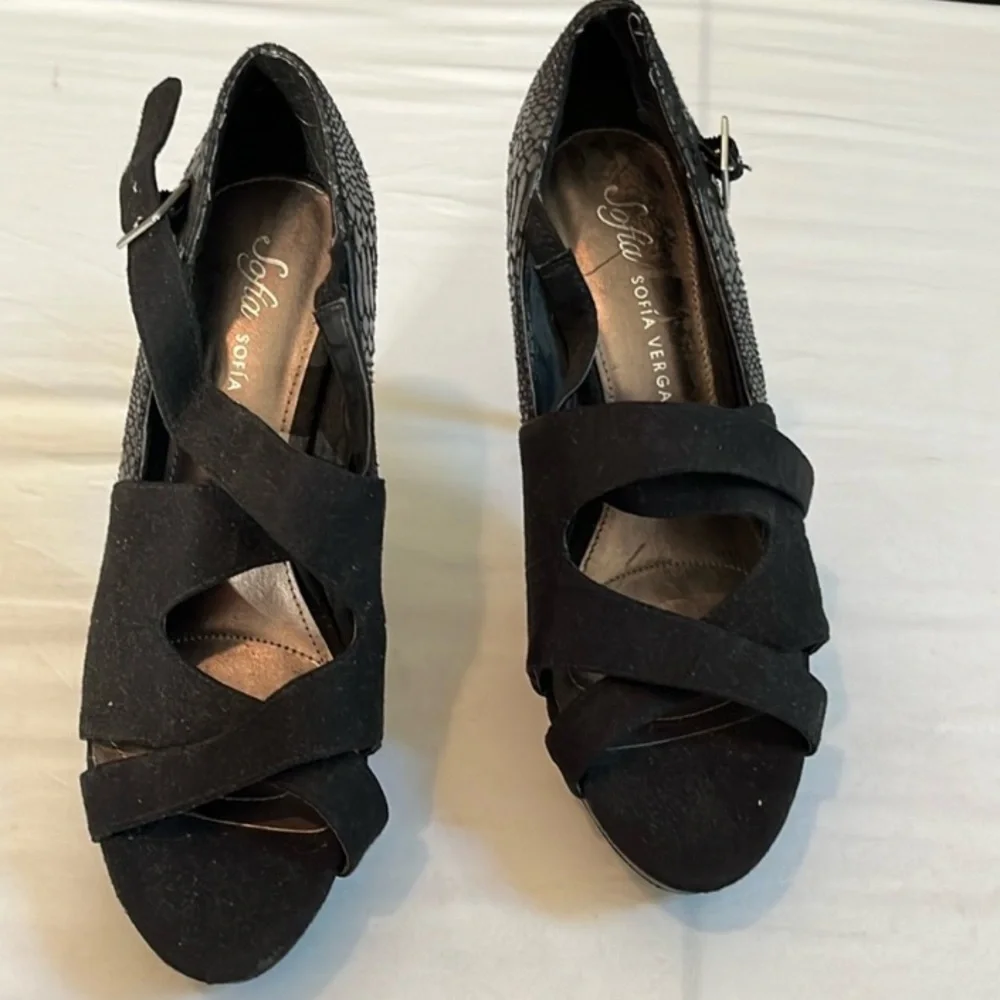 Sofia by Sofia Vargaro size 10 black platform heel faux suede reptile embossed